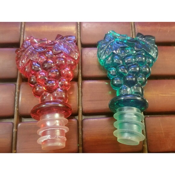 Set Of Two Vintage Lucite Grape Bunch Bottle Stoppers One Green One Red 3.75" - Picture 2 of 2